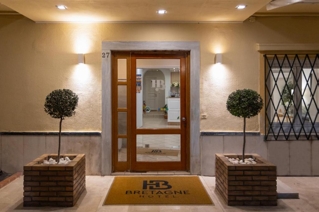 科孚镇布列塔尼酒店的门前有两棵盆栽树的大堂