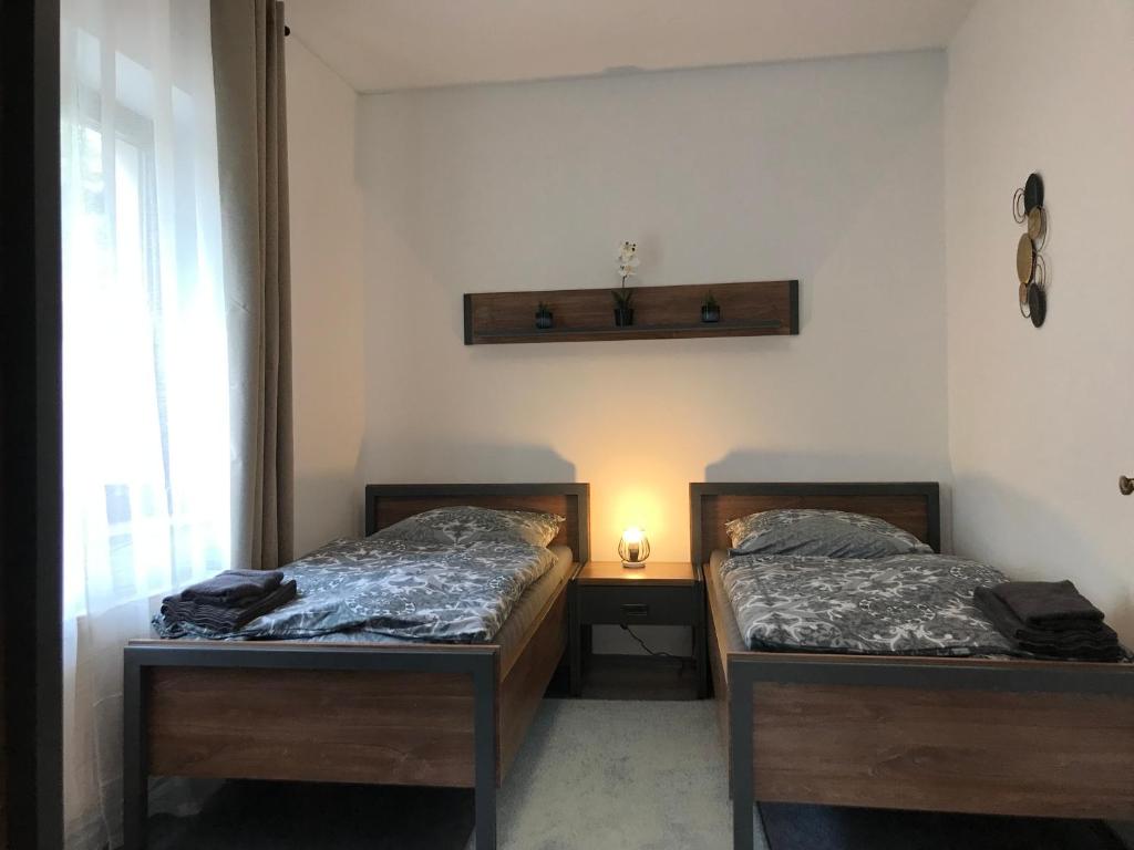 Mimalou möbliertes Apartment in Crimmitschau客房内的一张或多张床位