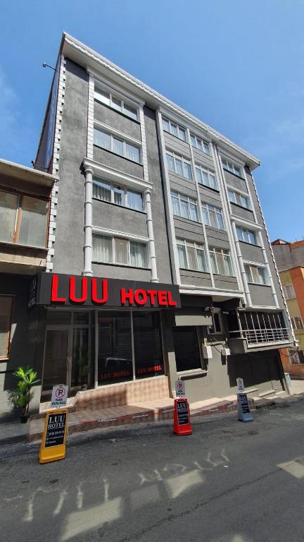 乔尔卢Luu Hotel的前面有酒店标志的建筑