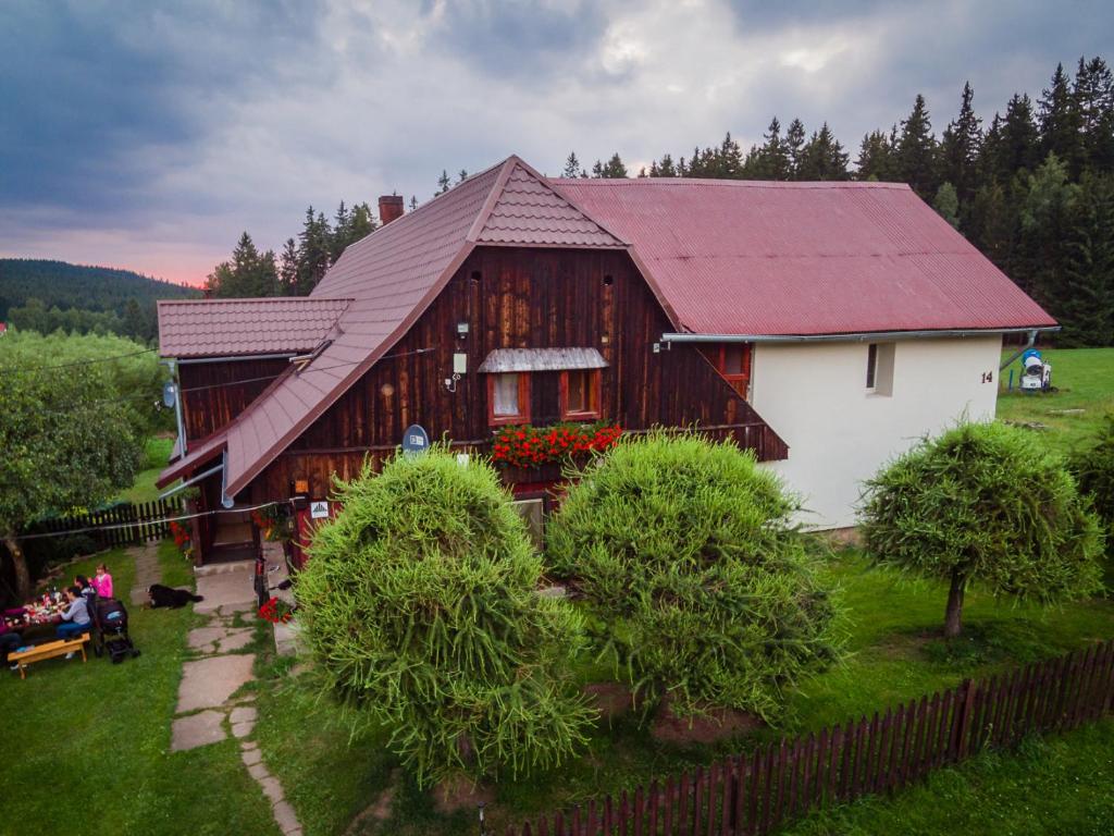 SpalonaOsmelakowa Dolina的一座大型木房子,设有红色屋顶