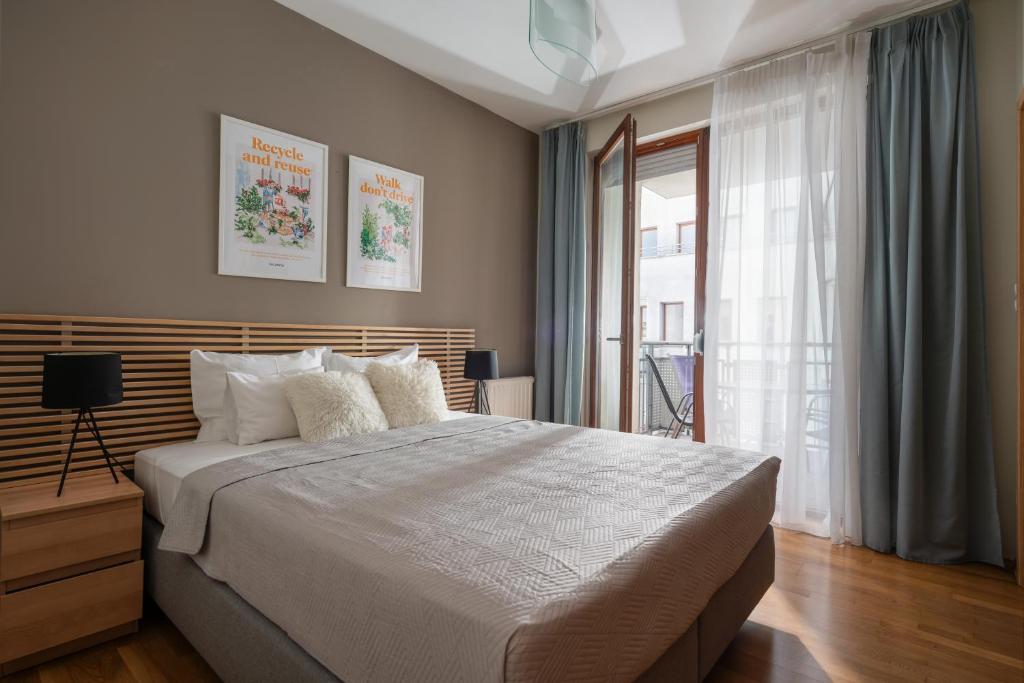 布达佩斯Central Passage Apartments by Vagabond的一间卧室设有一张大床和一个窗户。