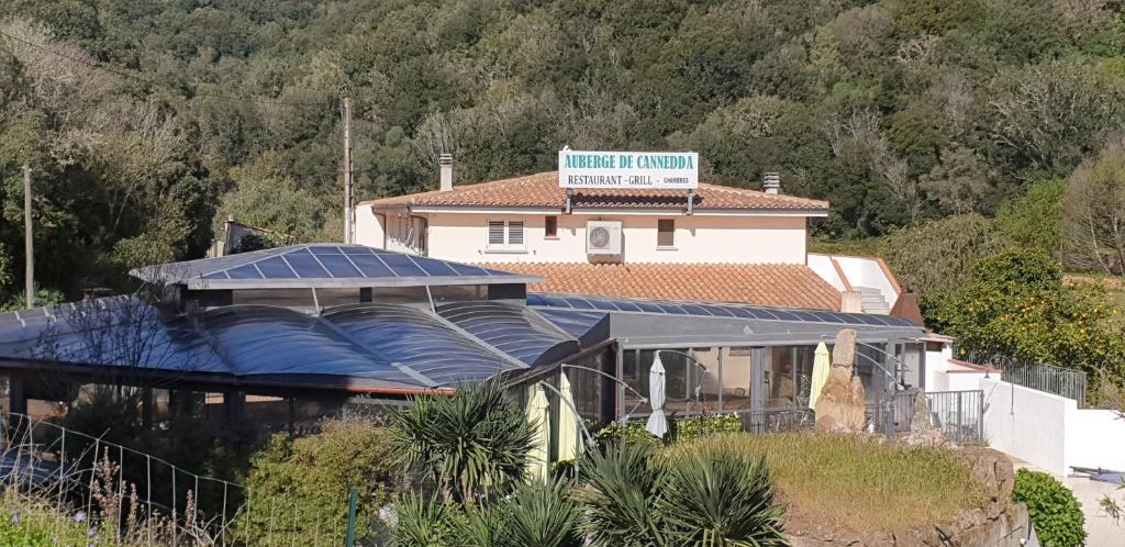萨里索伦札拉AUBERGE DE CANNEDDA的一座房子,屋顶上设有太阳能电池板