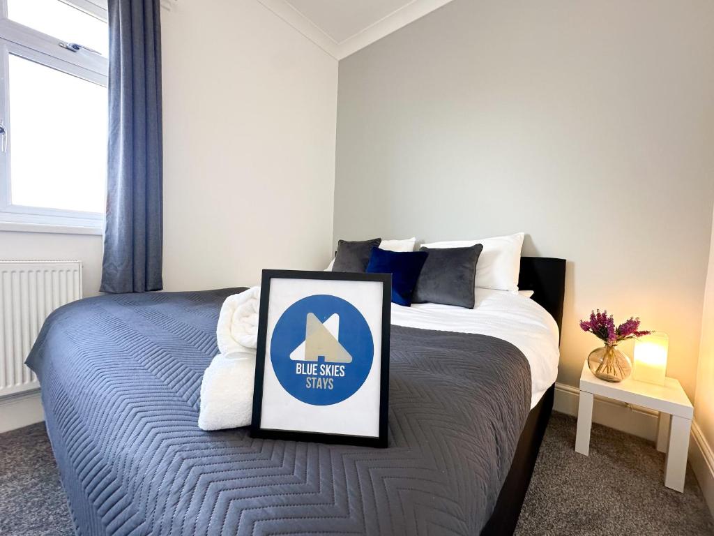 蒂斯河畔斯托克顿Wrightson House by Blue Skies Stays的一间卧室,配有一张带标志的床