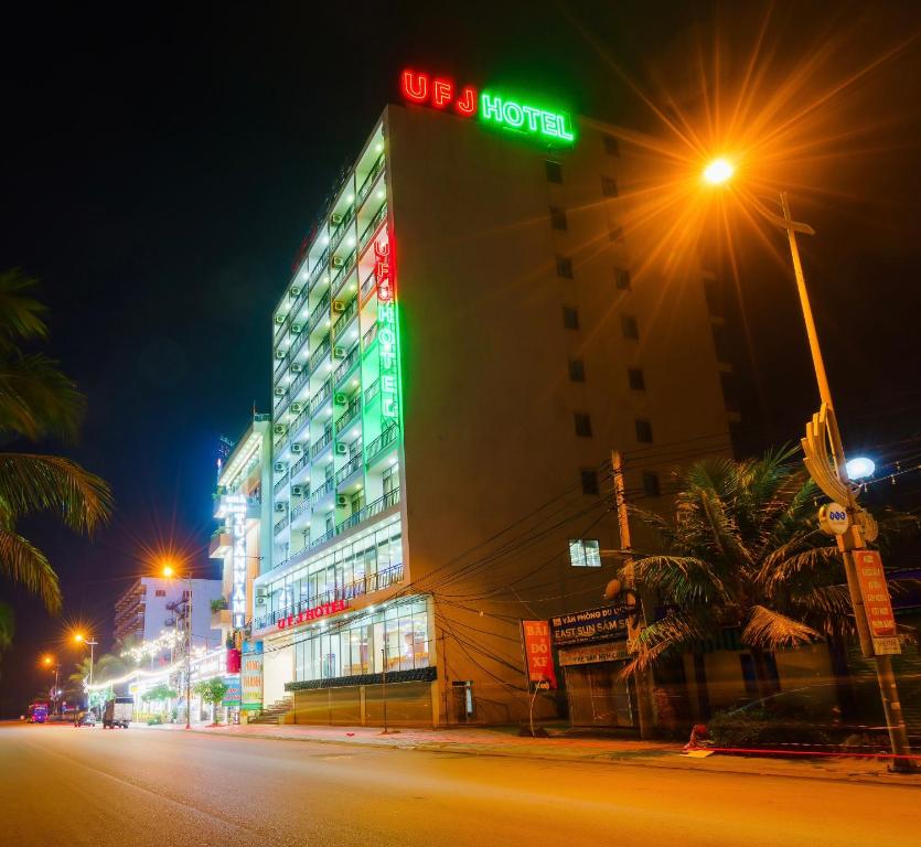 岑山UFJ HOTEL Sầm Sơn的一座建筑,上面有酒店标志