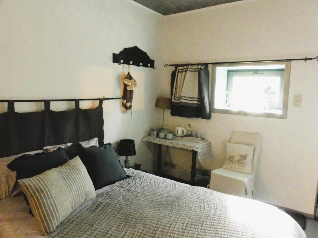 弗罗夏佩勒Chambre poésie的一间卧室设有一张大床和一个窗户。