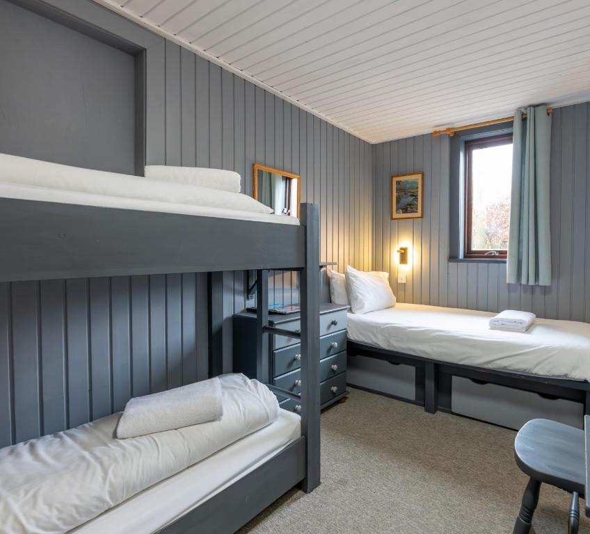 茵什霍尔酒店客房内的一张或多张双层床