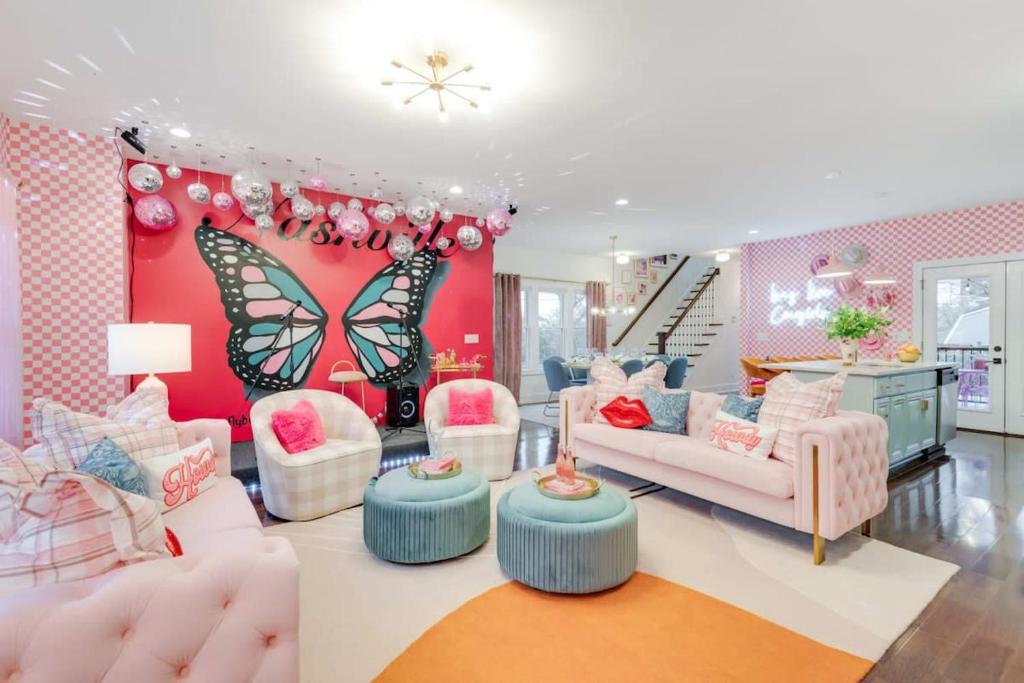 纳什维尔Butterfly BNB~Modern Luxury~Giant Rooftop~9Min DT的客厅配有家具和蝴蝶墙