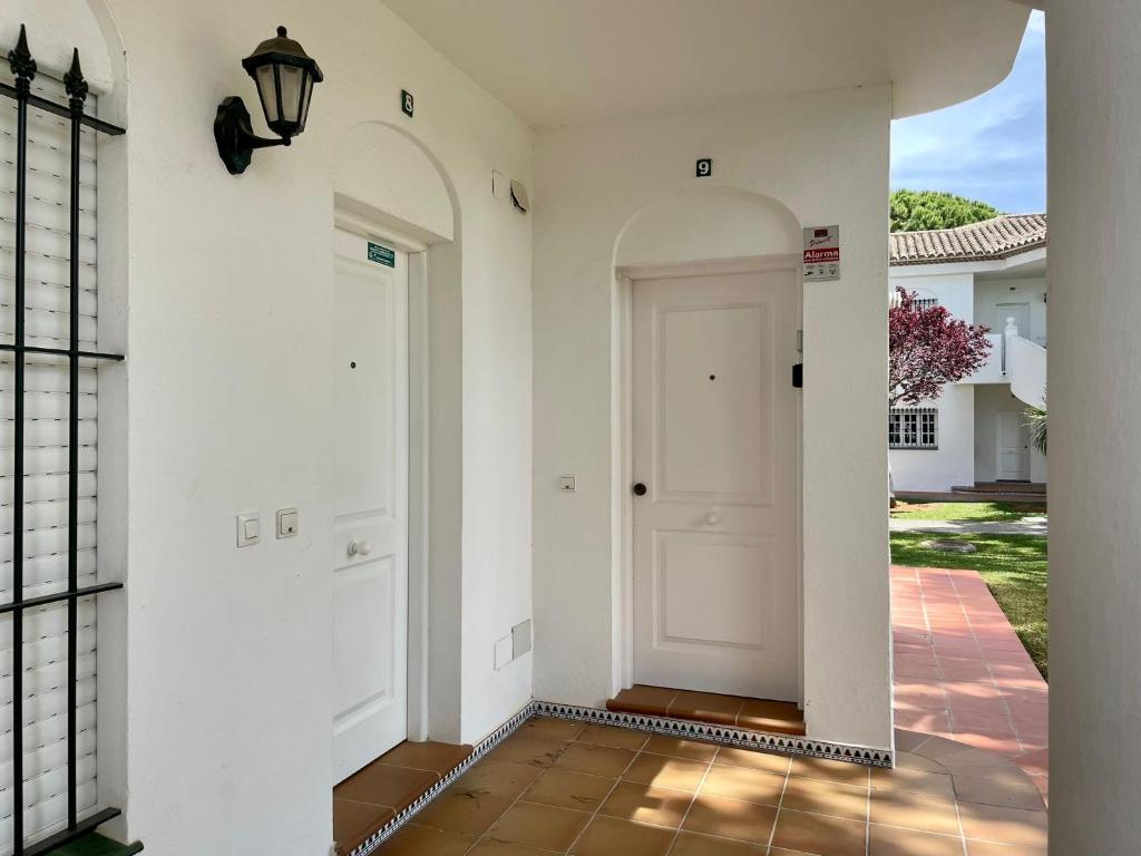 奇克拉纳－德拉弗龙特拉Apartamento Columela的一间有白色门的房子的走廊