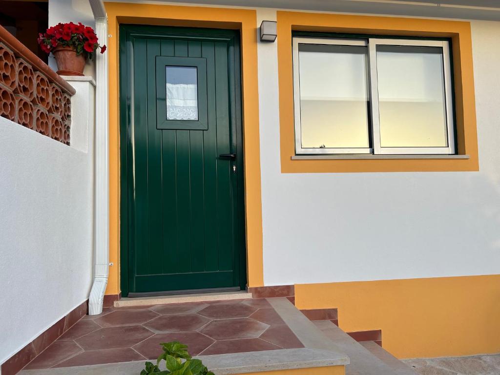 JuncalQuinta dos Avós的窗户房子上的绿色门