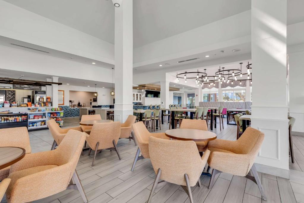 默特尔比奇美特尔海滩/沿海大商场希尔顿花园旅馆的餐厅内带桌椅的用餐室