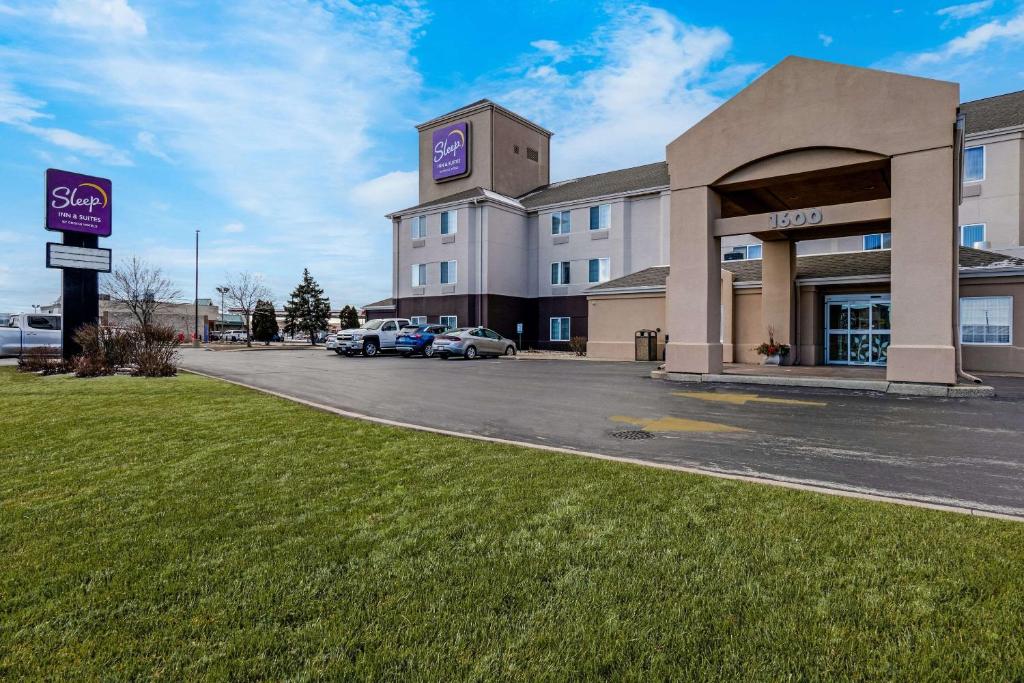 De PereSleep Inn & Suites Green Bay South的前面有停车位的建筑