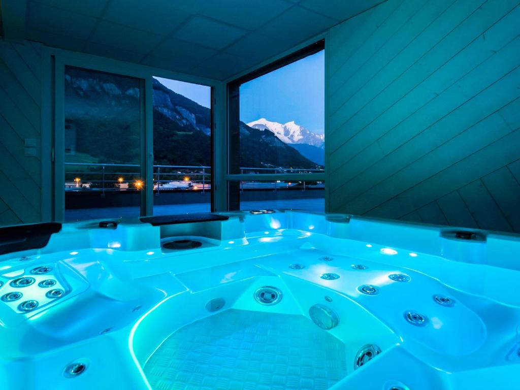 萨莱切Ibis Styles Sallanches Pays du Mont-Blanc的山景按摩浴缸