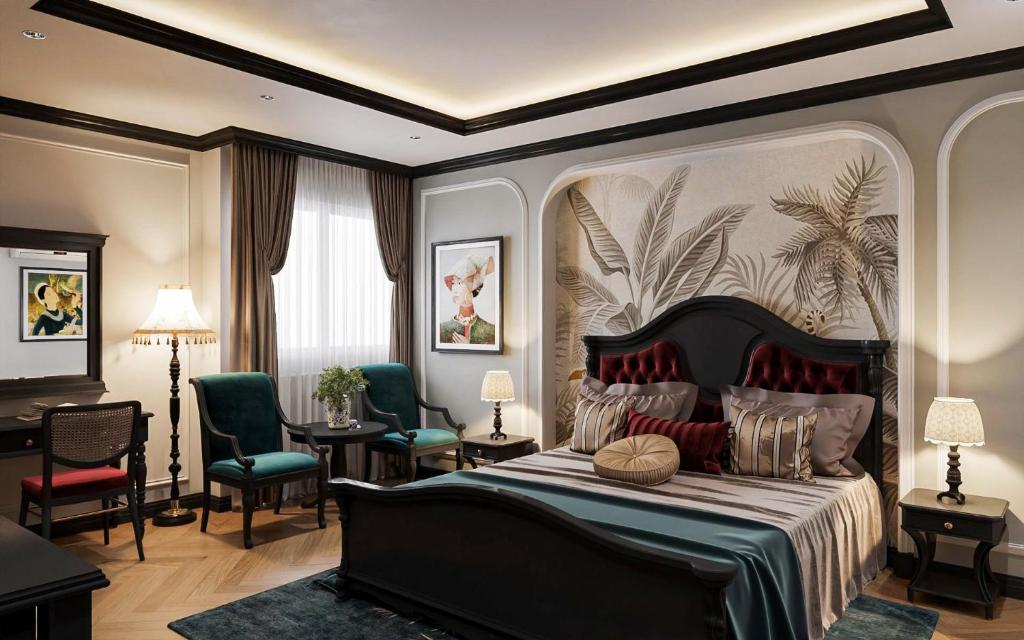 胡志明市Nicecy Hotel - Bui Thi Xuan Street的一间卧室配有一张大床和椅子