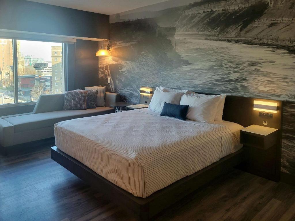 尼亚加拉瀑布Cambria Hotel Niagara Falls的一间卧室配有一张床,并画着海洋