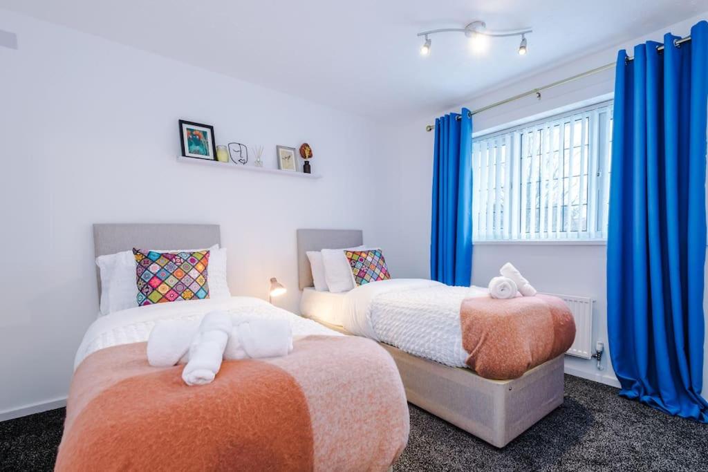 Ocker Hill3 Bed+2 Bath Perfect Contractors & Groups的卧室内的两张床,配有蓝色窗帘