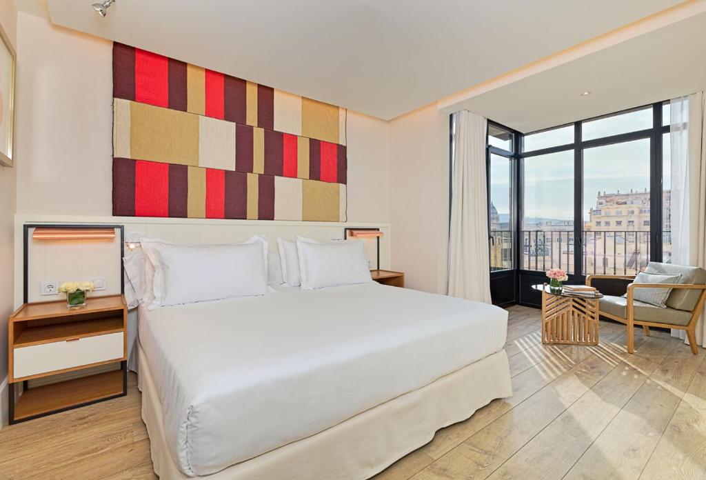 巴塞罗那H10立方体4 *索普酒店的卧室设有白色的床和大窗户