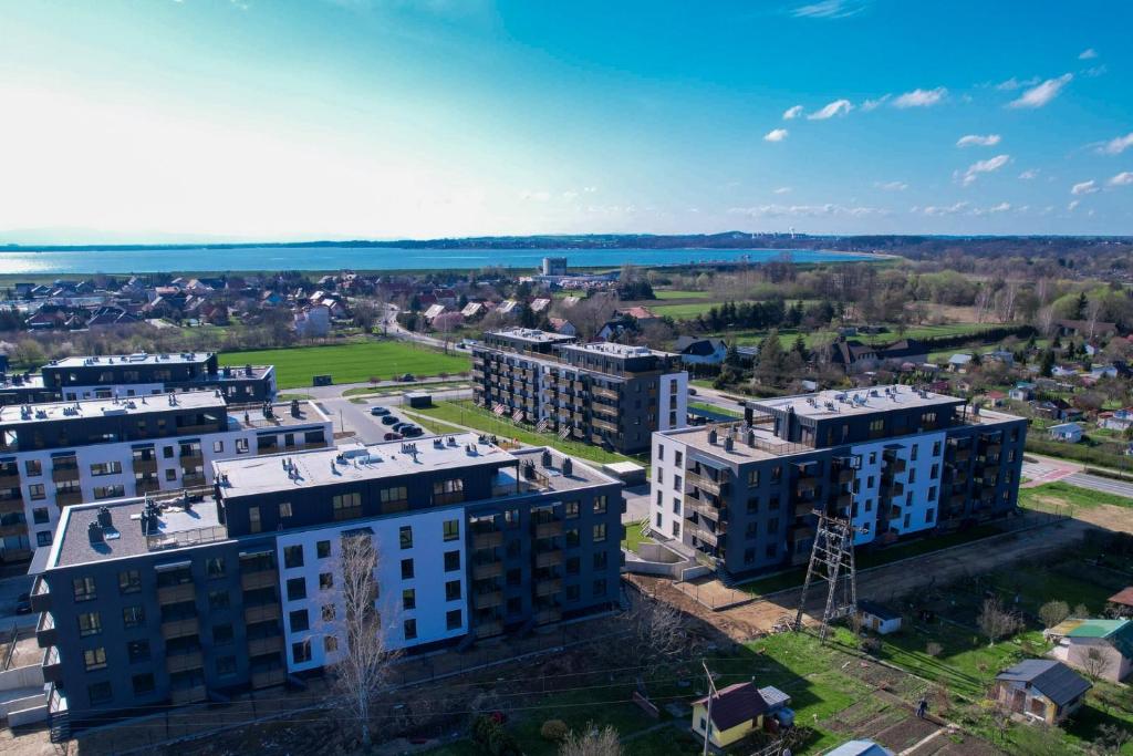 尼萨Apartament Diament 1 - Jezioro Nyskie的城市空中景观和建筑