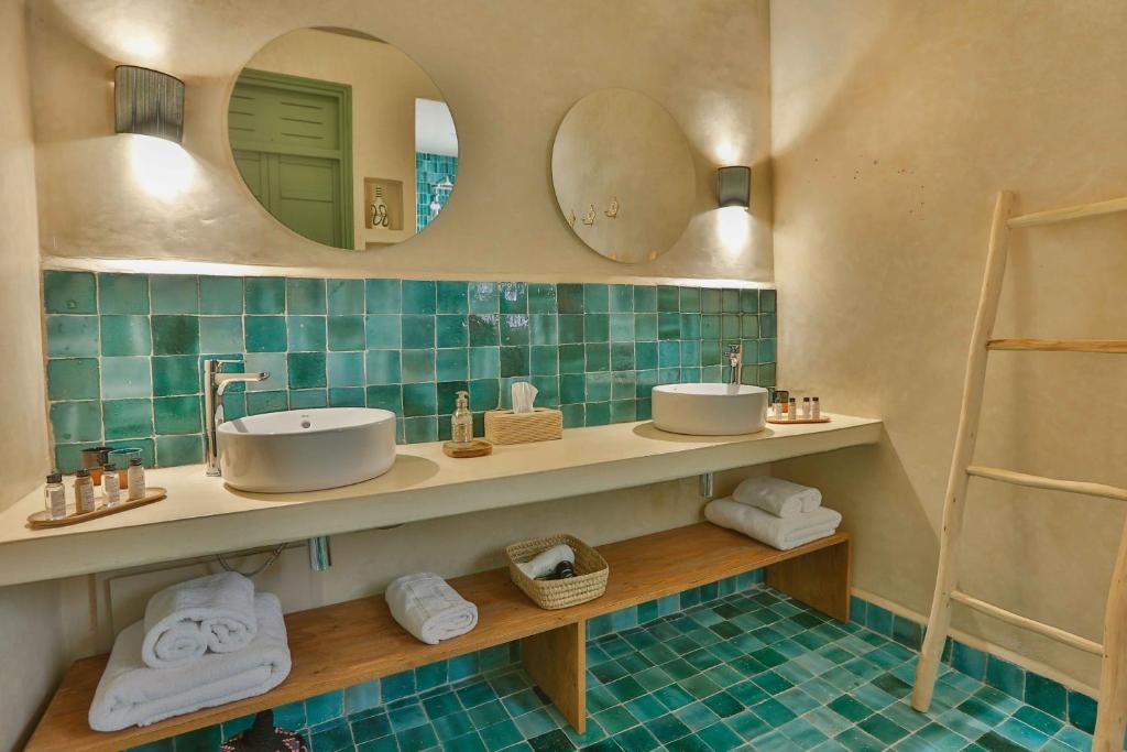 索维拉Le Palazzo的浴室设有2个水槽和镜子