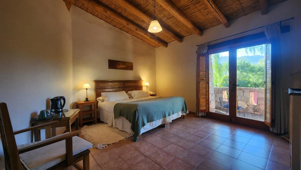 蒂尔卡拉拉斯特拉萨斯精品酒店的一间卧室设有一张床和一个大窗户