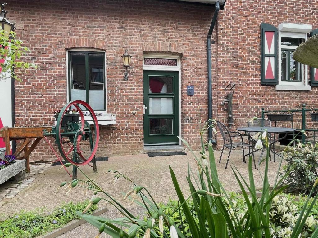 费伦Luxe voor 2 in het heuvelland-De Trekvogel的一个带桌椅的庭院和一座建筑