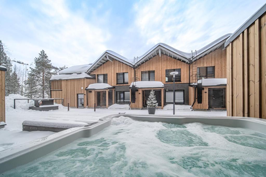 锡尔卡Luxury Ski-in&Out &Private Jacuzzi (Levi Diamonds)的雪中带热水浴池的房子