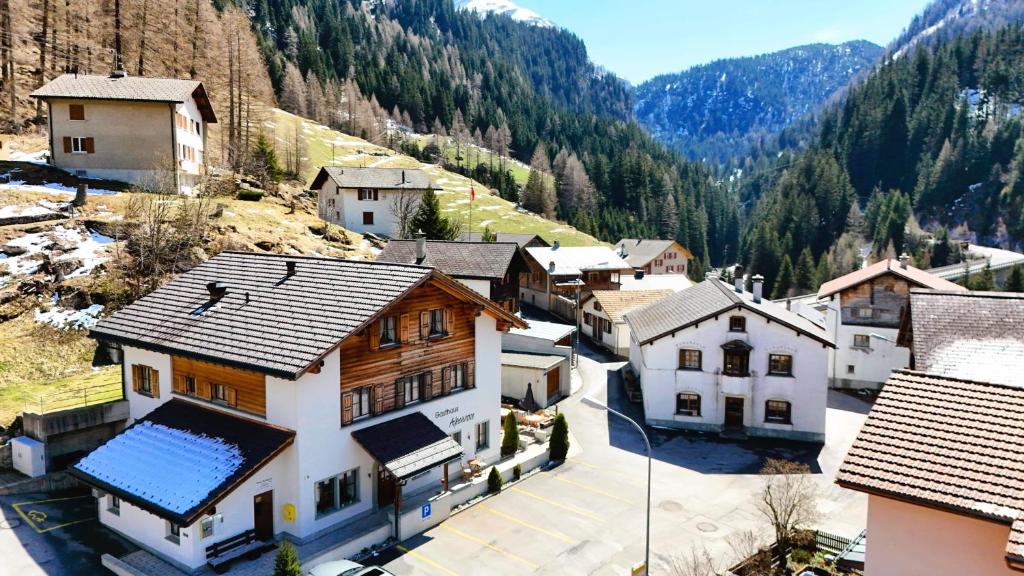 InnerferreraGasthaus Alpenrose的享有小镇的空中景致,设有房屋和山脉