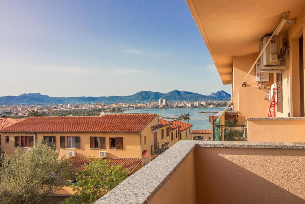 奥尔比亚Olbia Oasis Apartment with Two Balconies!的从大楼的阳台上可欣赏到水景