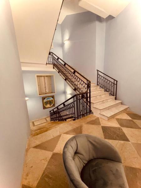 AcriSprovieri room experience的客房 - 带楼梯和豆袋椅