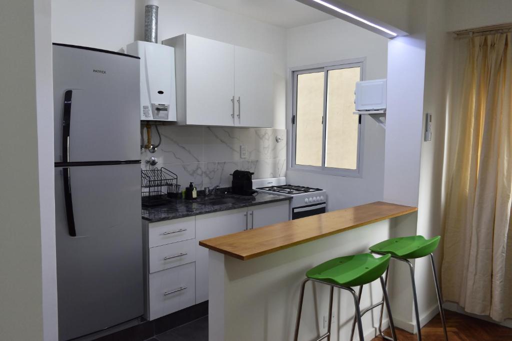 布宜诺斯艾利斯Belgrano Cozy Suite的厨房配有白色橱柜和白色冰箱。