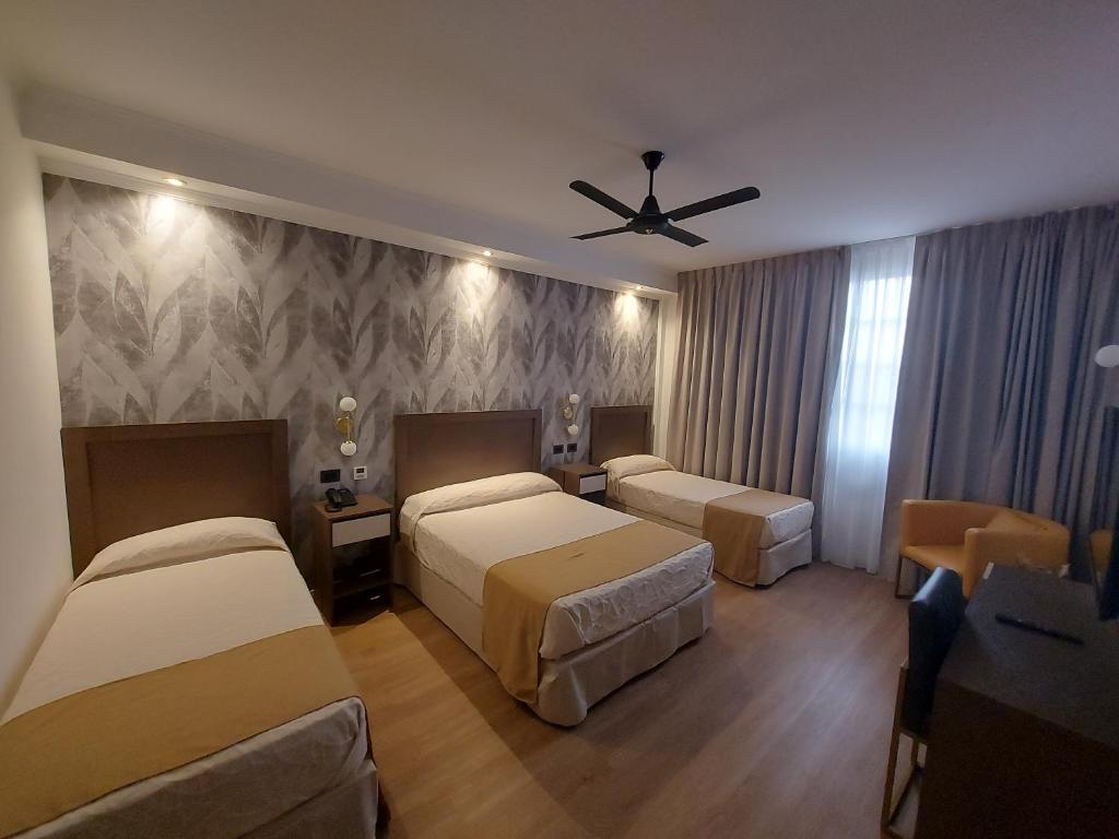 布宜诺斯艾利斯国际酒店的酒店客房配有两张床和吊扇。