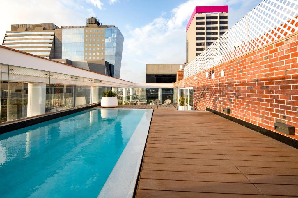 利马Casa Andina Premium San Isidro的建筑物屋顶上的游泳池