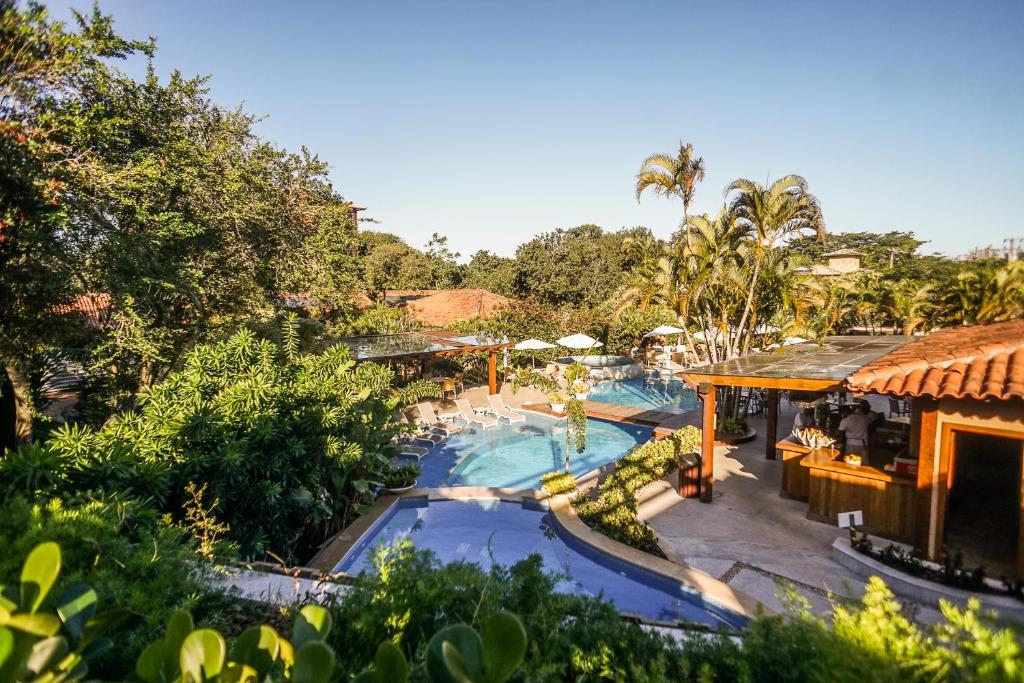 布希奥斯考赖斯康查斯酒店的享有度假村游泳池的空中景致