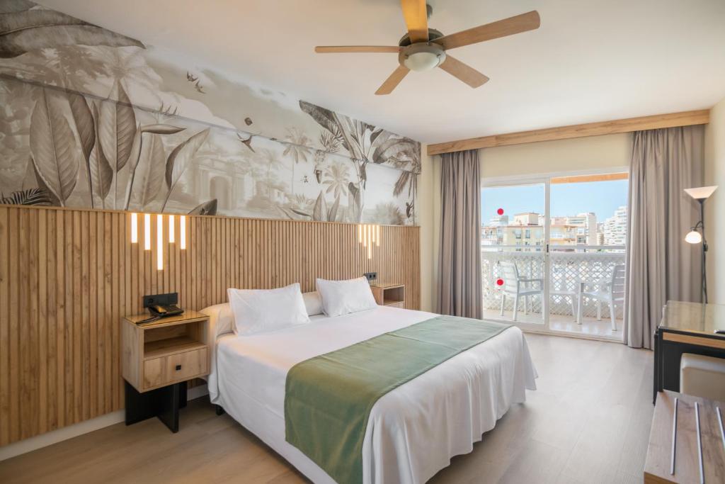 多列毛利诺斯Hotel Parasol by Dorobe的一间卧室配有一张床和吊扇