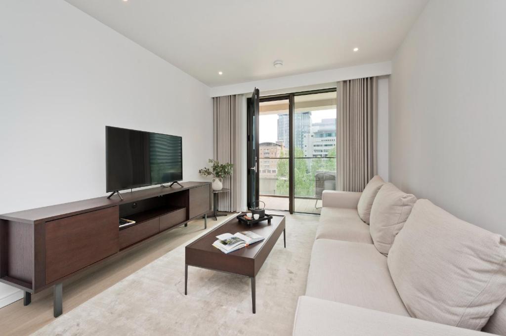 伦敦Elegant and Modern Apartments in Canary Wharf right next to Thames的带沙发和平面电视的客厅