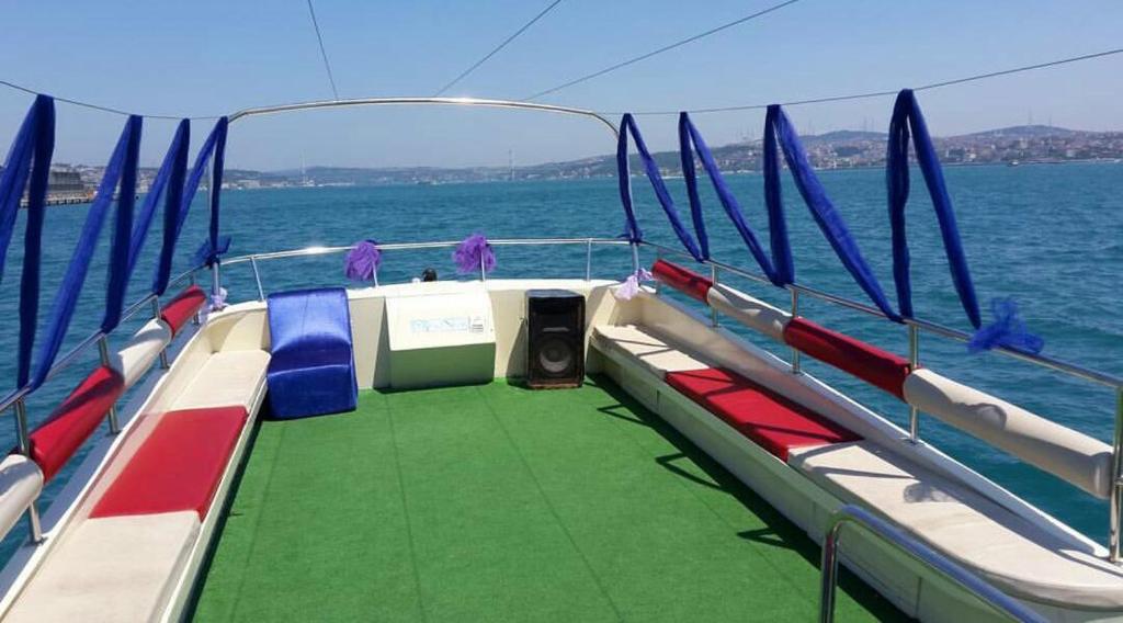 伊斯坦布尔Kmtyachtstanbul的一条有绿色地板和蓝旗的船