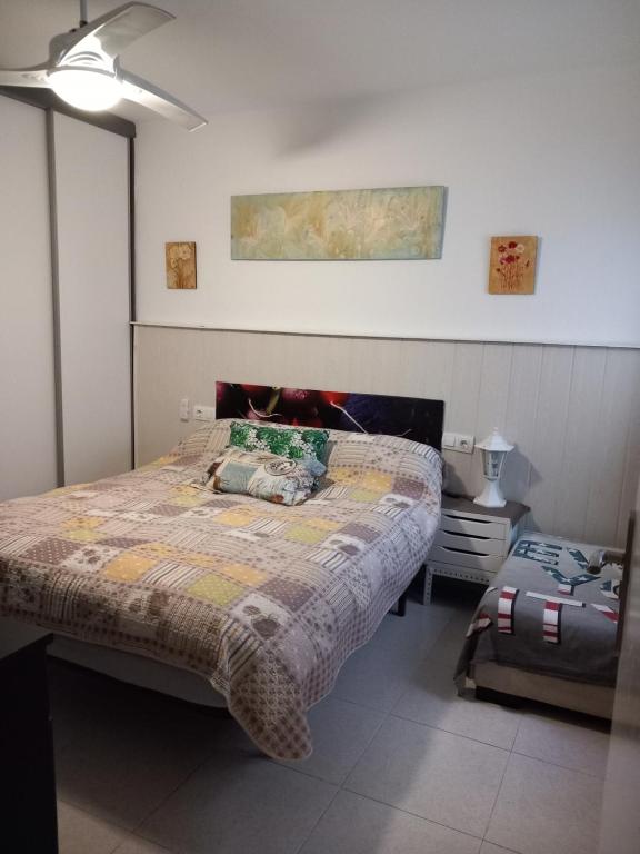 卡斯特利翁-德拉普拉纳Castellón的一间卧室配有一张大床和一个床头柜
