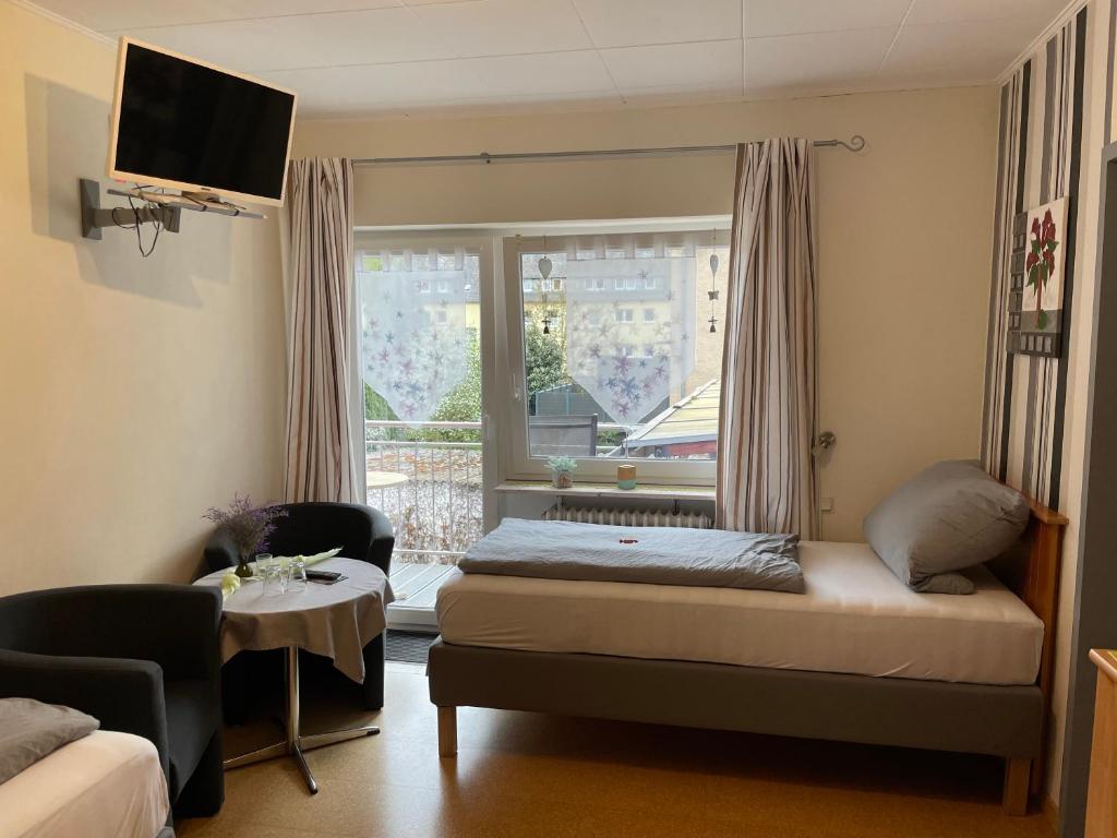 特拉本特拉巴赫Pension Bartz的一间小卧室,配有床和窗户