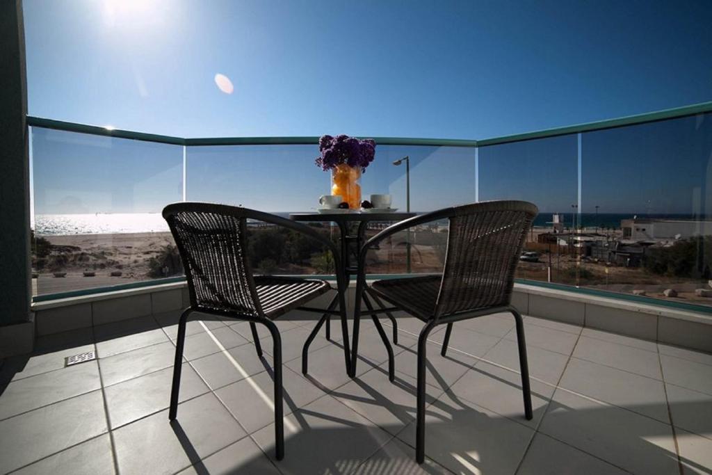 亚实基伦里贾纳格伦酒店的美景阳台配有一张桌子和两把椅子