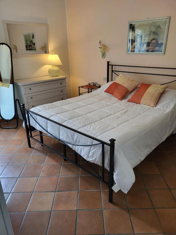 圣吉米纳诺La Torre Nomipesciolini的一间卧室配有一张床和一个梳妆台