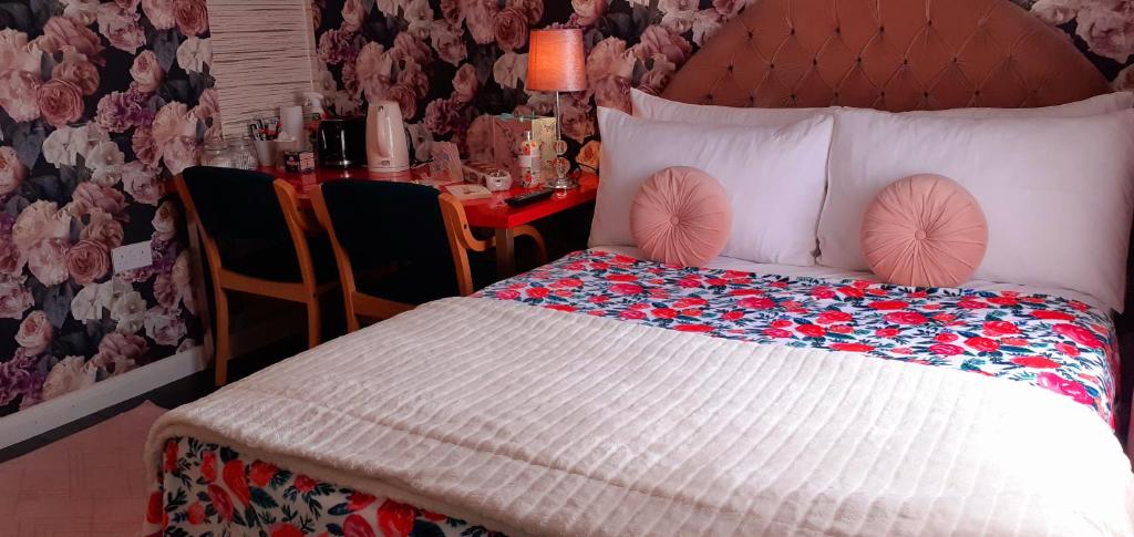 东考斯Marina,Families are welcome的一间卧室配有一张床和一张桌子及一张桌子