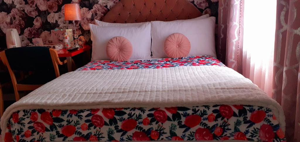东考斯Marina,Families are welcome的一间卧室配有一张带花卉棉被的床
