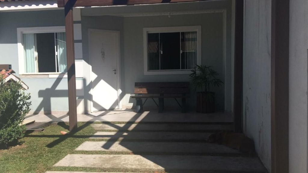 乌尼昂-达维多利亚Casa completa em união da vitória PR的门廊,带长凳和窗户