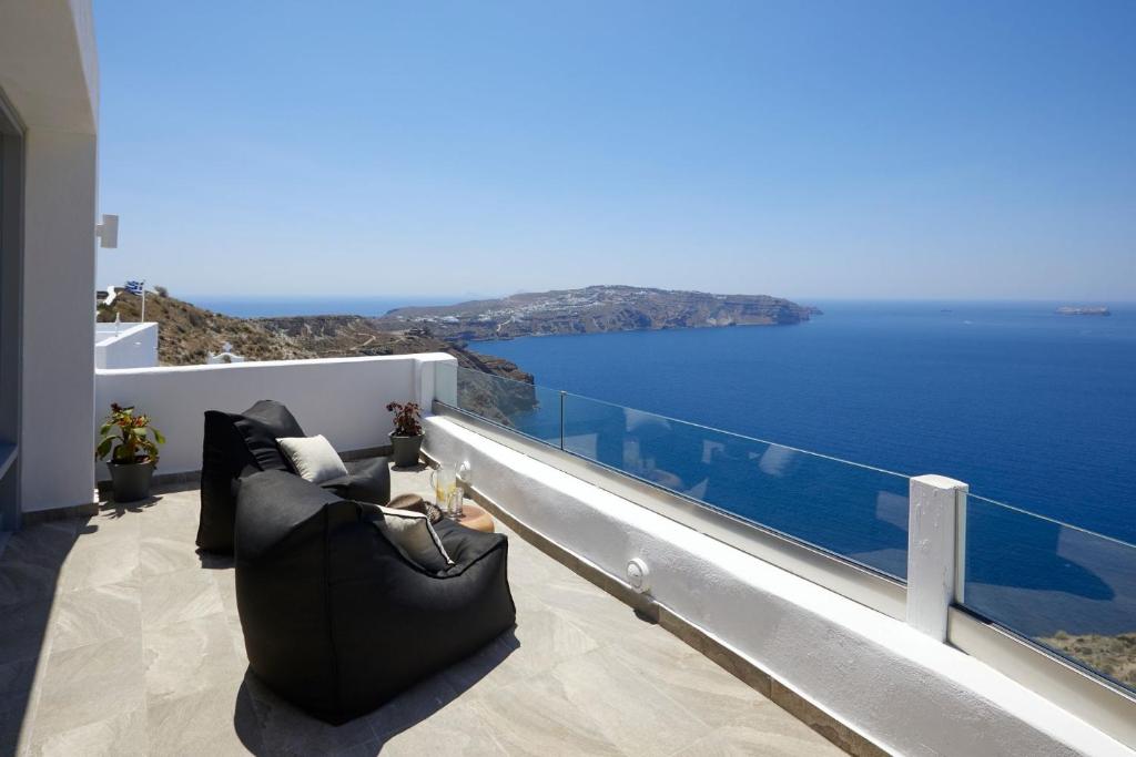 梅加洛克里Impressive Santorini Villa | 2 Bedrooms | Villa Inuyasha | Breathtaking Aegean Sea Views | Indoor Private Cave Pool and Indoor Jet Tub | Mechalohori的海景阳台。