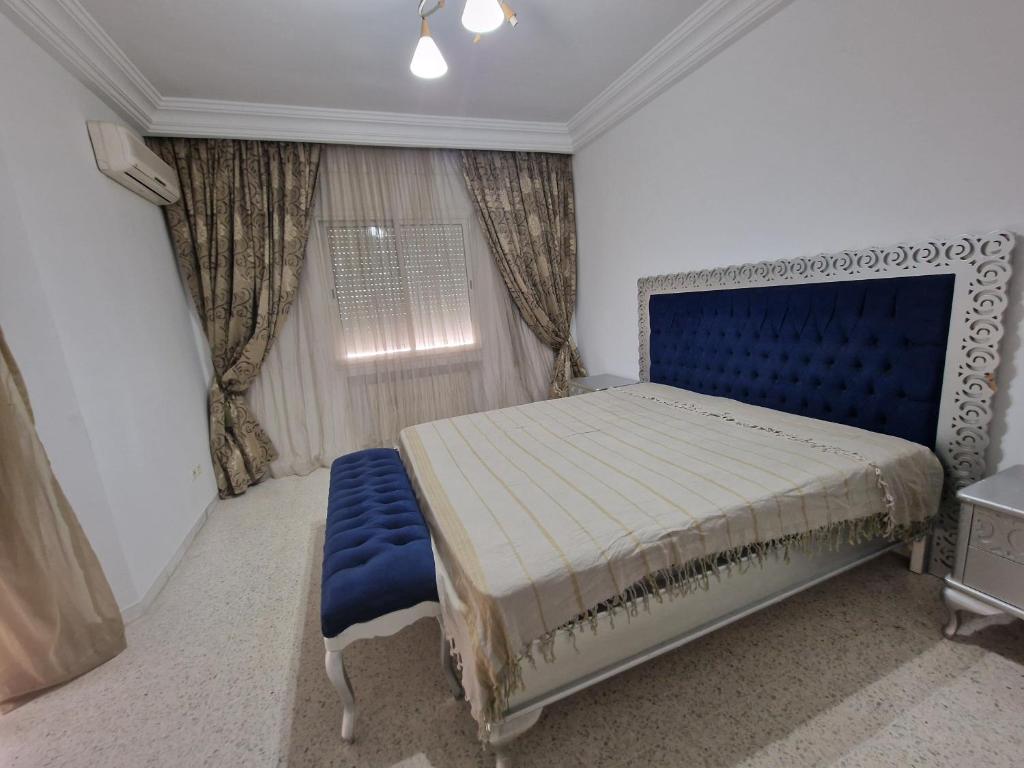突尼斯Dar Salem III的一间卧室配有蓝色的床和蓝色椅子