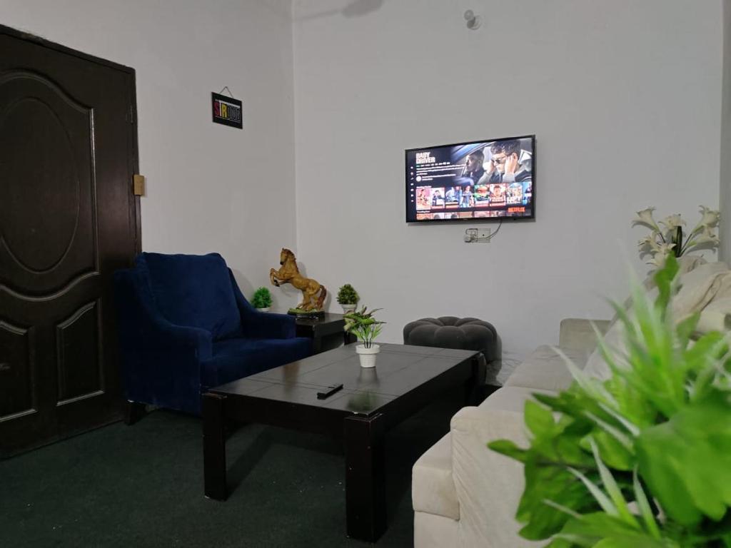 拉合尔Syedah 's Homestay的带沙发和咖啡桌的客厅