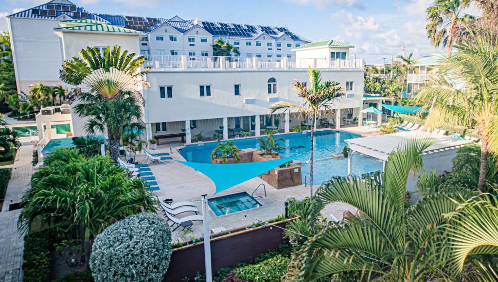 西湾七里滩公寓式酒店的享有带游泳池的度假村的空中景致