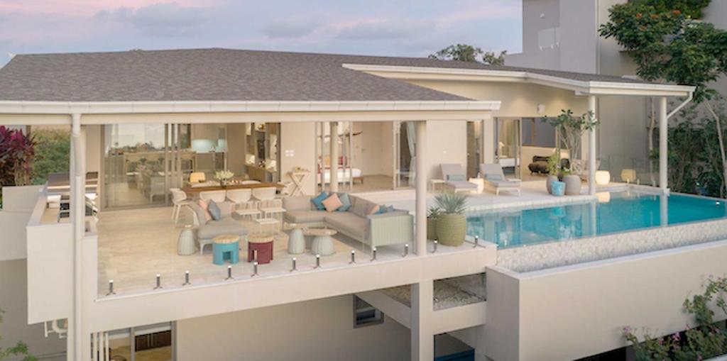 曾蒙海滩Sunset Estates - Samui Luxury Villas的享有带游泳池的房屋的空中景致
