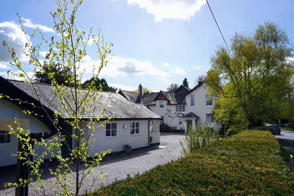 North LydburyThe Old Vicarage self-contained apartments的村子里的一排白房子