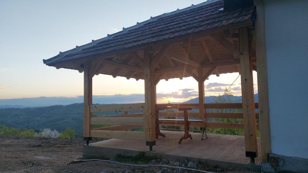 BogutovacŠumska kuća Ilija的山顶的木制凉亭