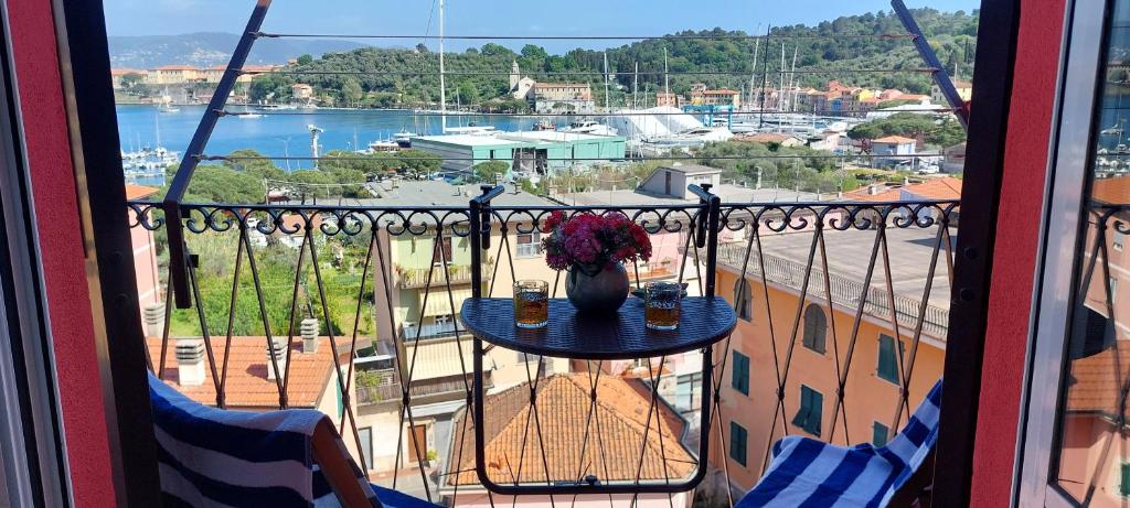 格拉齐Una finestra sul Golfo di Le Grazie的阳台配有带花瓶的桌子